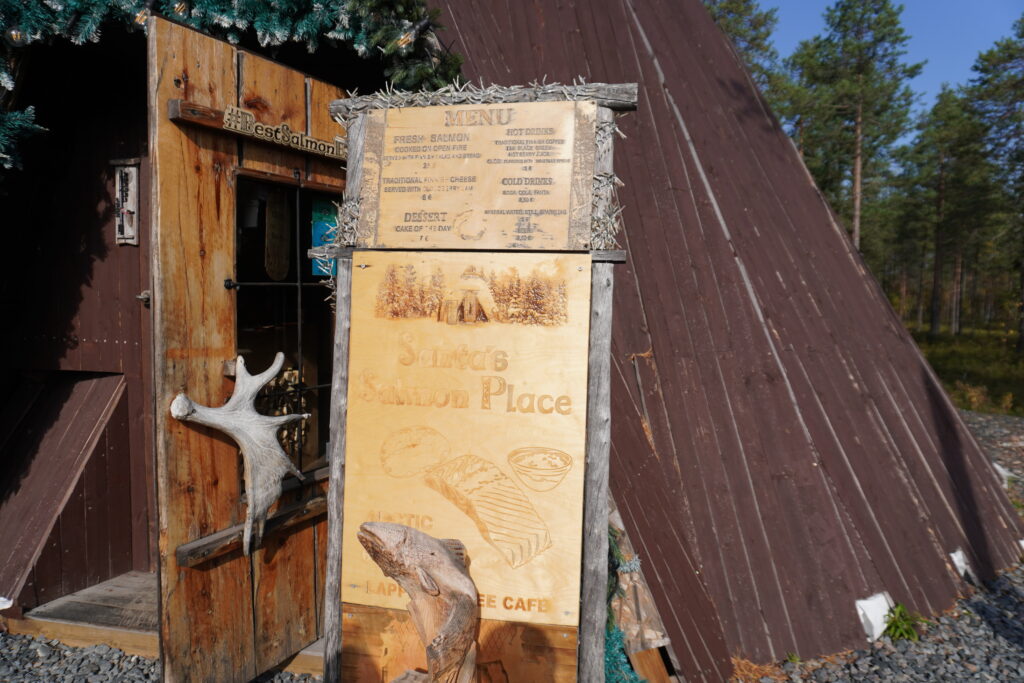 小屋みたいなお店。