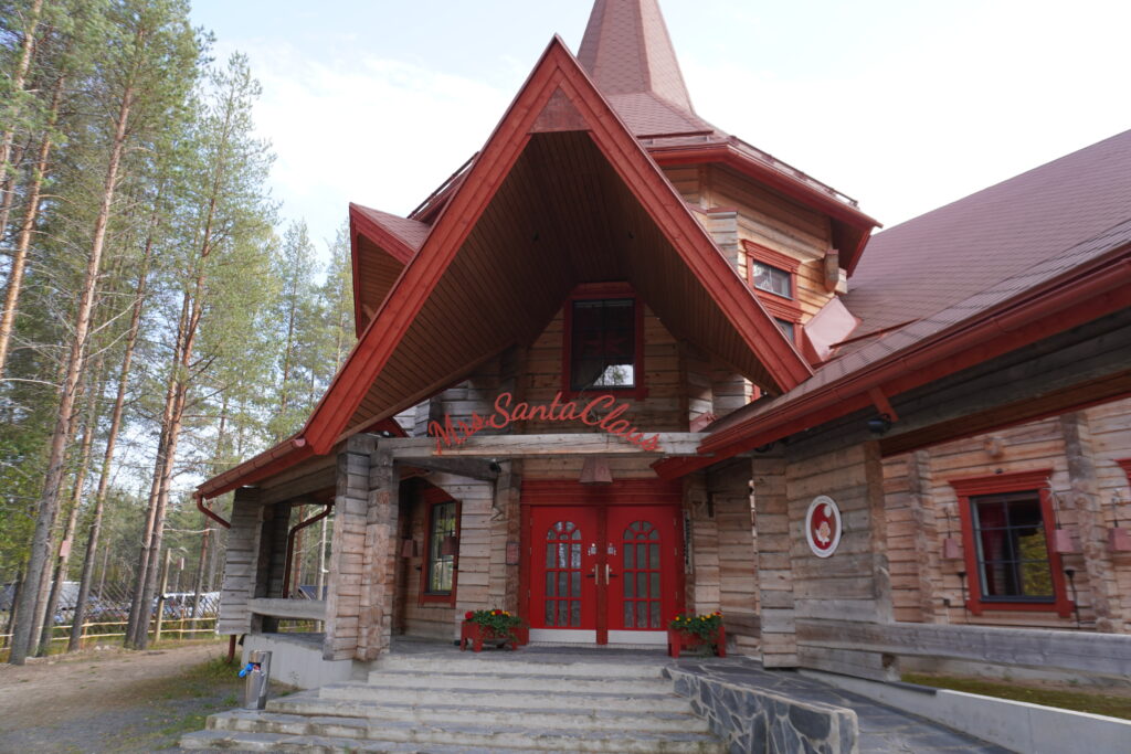 Mrs. Santa Claus’ Christmas Cottage。お休みでした。