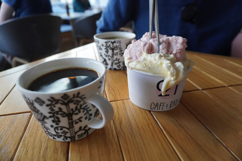 ジェラートとコーヒー☕11.7€（約2,000円）。