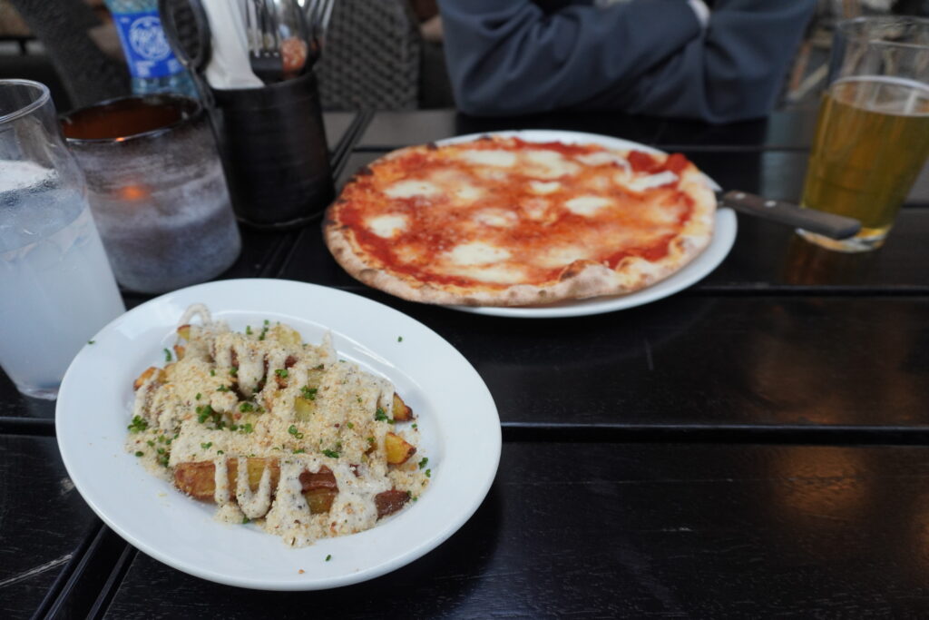マルゲリータとポテト。このポテトのソースがおいしすぎた!