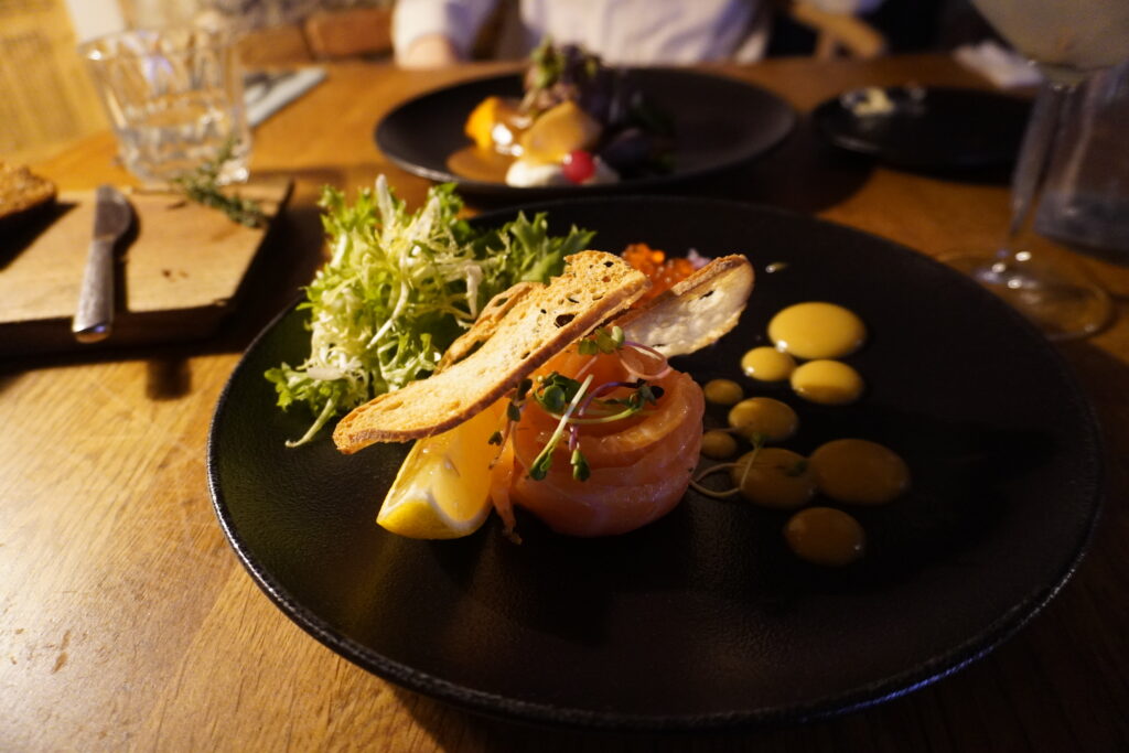 freshly salted salmon 14.2€。
