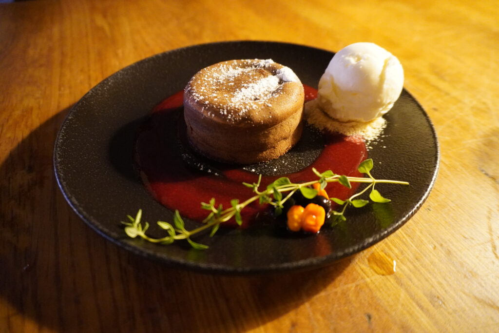 warm chocolate cake 8.6€。これが最高でした。