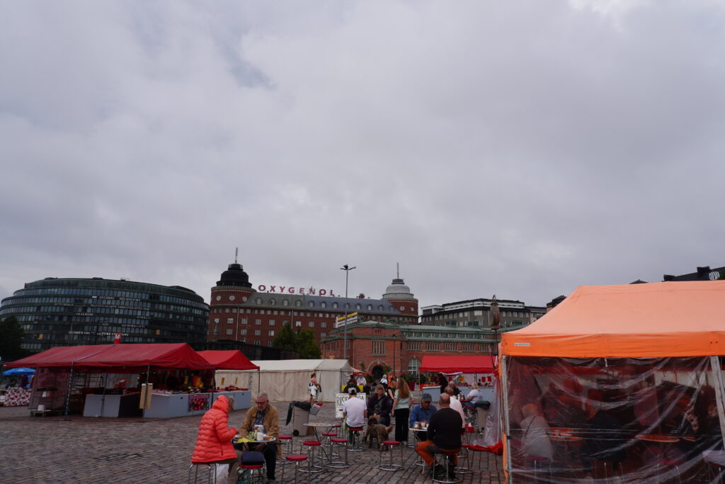 着いた！夏場はマーケットの外にもお店が出ています。