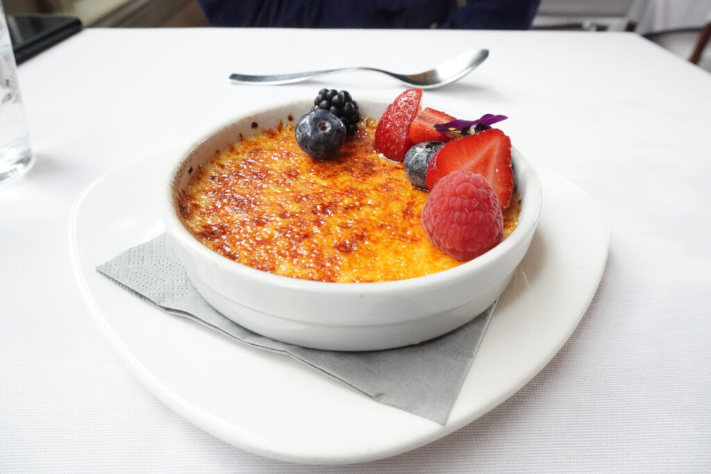 デザートにクレームブリュレ。これまたおいしい。