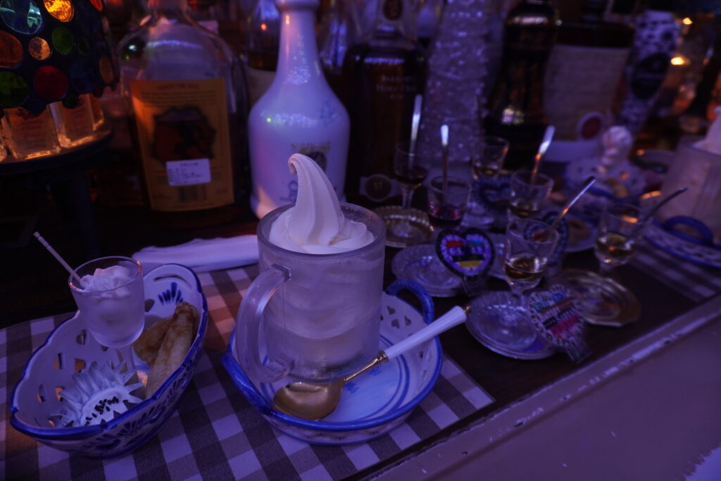 メニューはシンプル。ソフトクリームにリキュールをかけて食べます。
