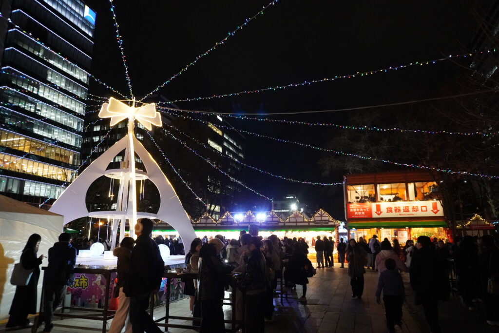 人は多いですが、快適に動ける程度。