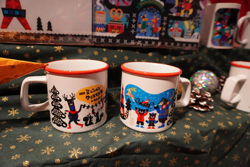 単品マグカップはふちが赤。こちらも可愛い。