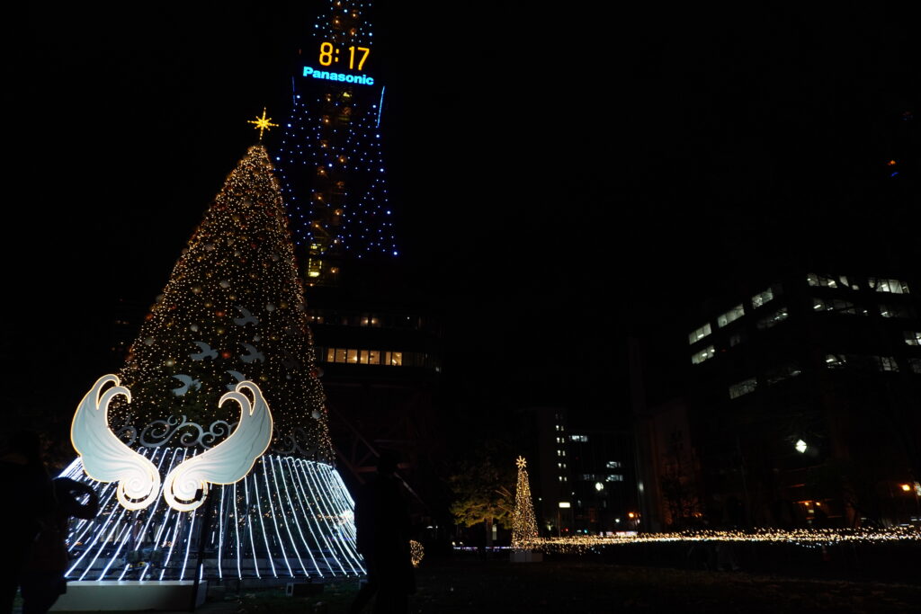 夜のツリーも綺麗です。夜は人がたくさん。