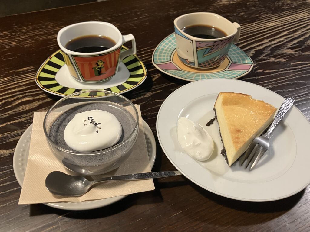 3月限定の黒ゴマプリン。定番のチーズケーキもおいしい。