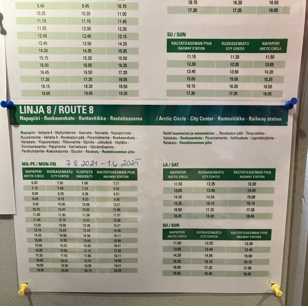 ホテルに貼ってあった時刻表。見切れている上が行きのバス。下が帰りのバス。