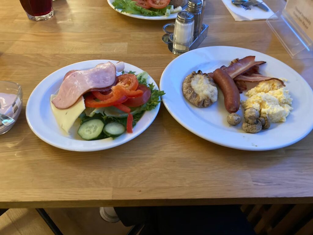 シンプルな朝食です。バイキング形式。