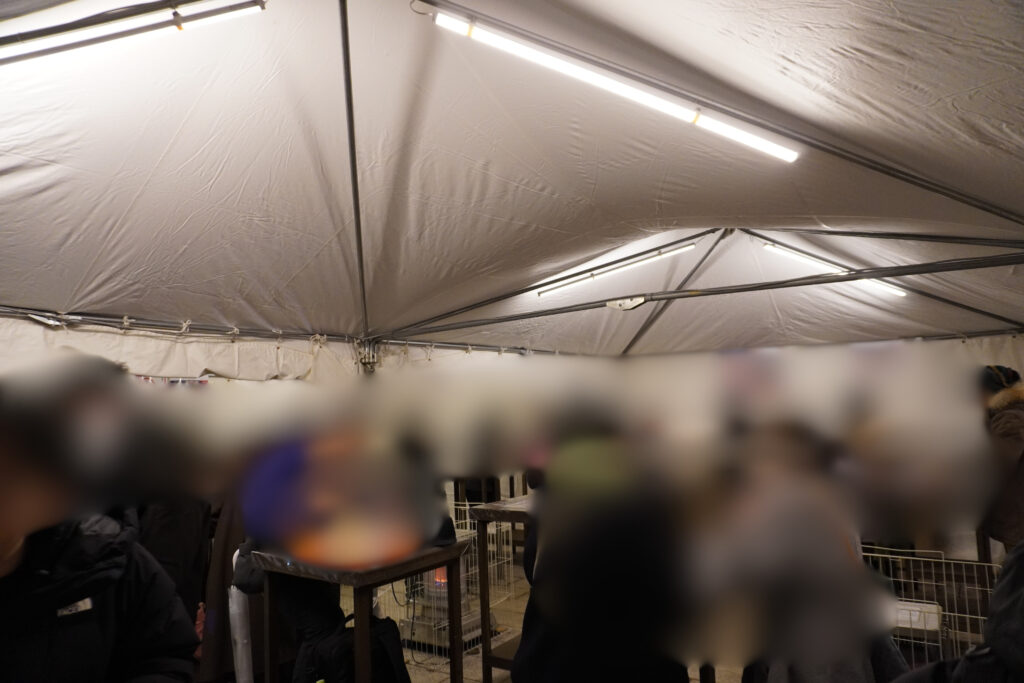 休憩用テント内は温かい。20時頃には空テーブルも多かったです。