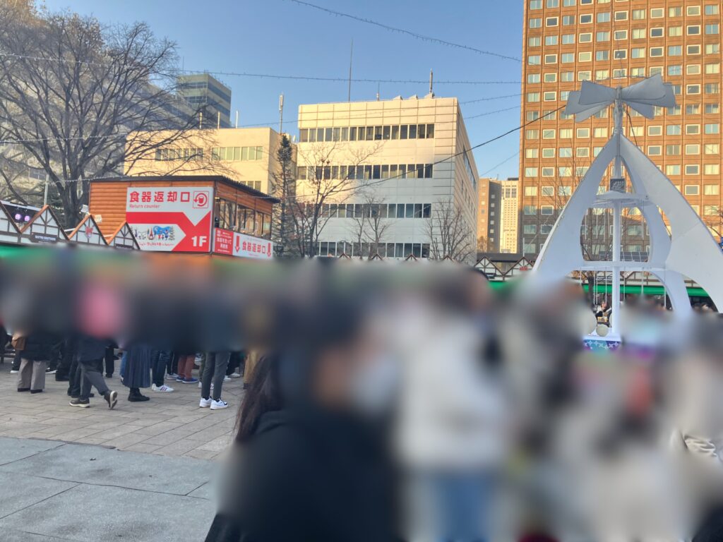 ぼかしをすると全体がぼかされるくらいに人がいます。