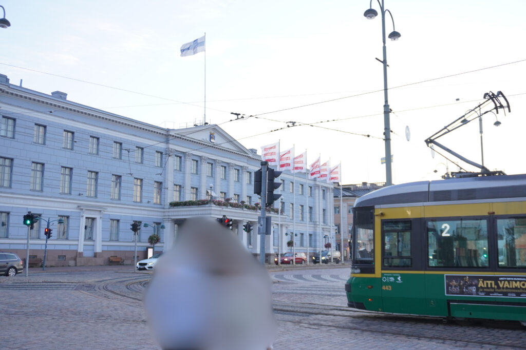 フィンランドといえばのトラムともタイミングあわせて撮影。