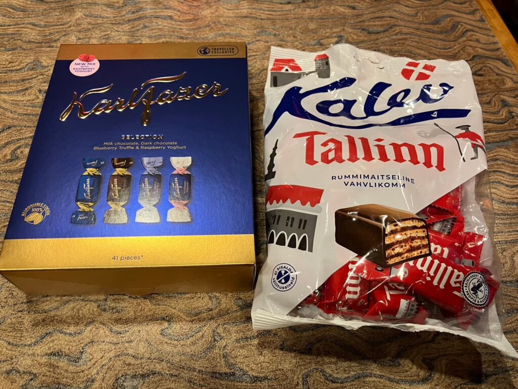 右のお菓子がタリンのお菓子。