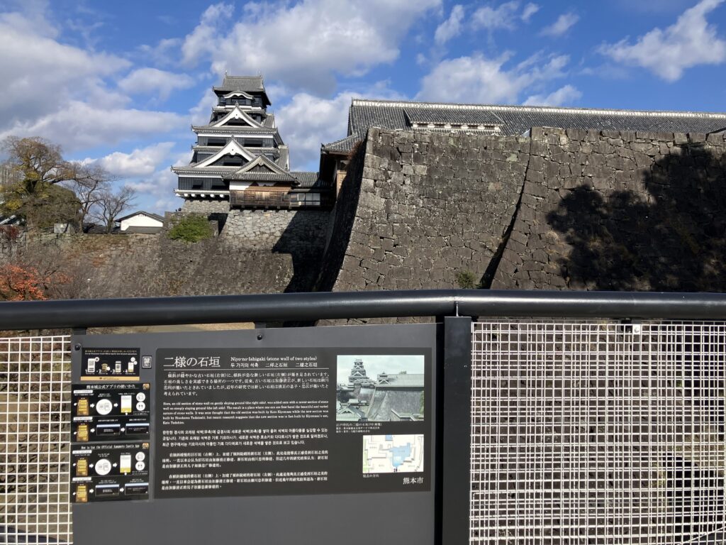 見学通路の途中から眺める熊本城。