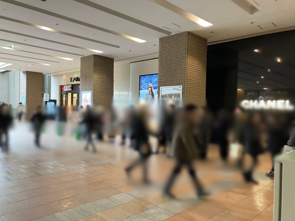 シャネルの前まで並んでいました。