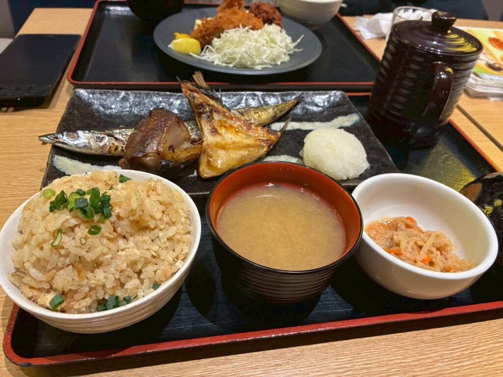 生干し焼きごちそう3種1,280円＋まぜごはんとあさり汁420円（税別）。