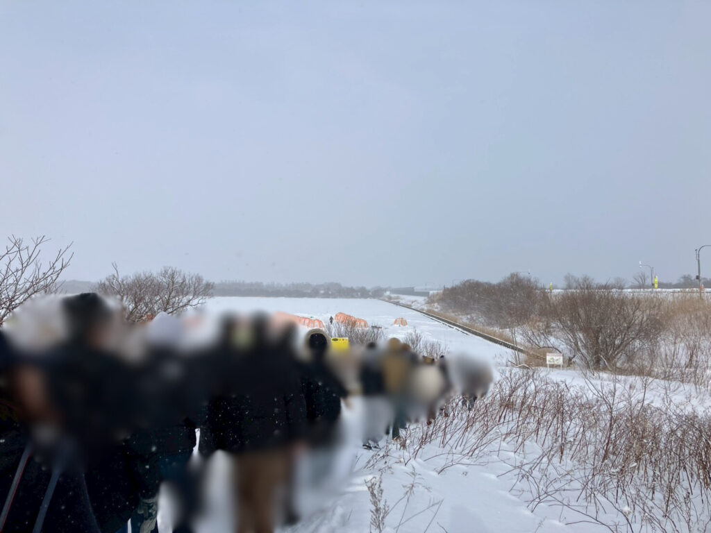 ずら～っとたくさんの参加者でテントに歩きます（3分程度）。