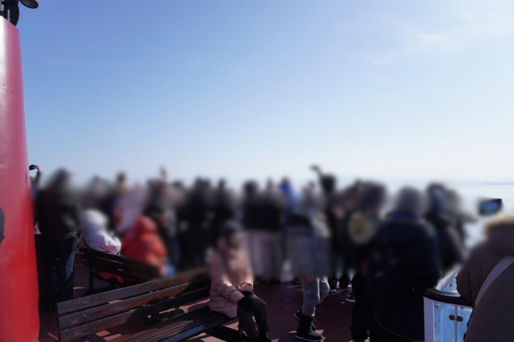 ものすごい人。乗客の半分近くは外国人観光客なのかなと感じました。