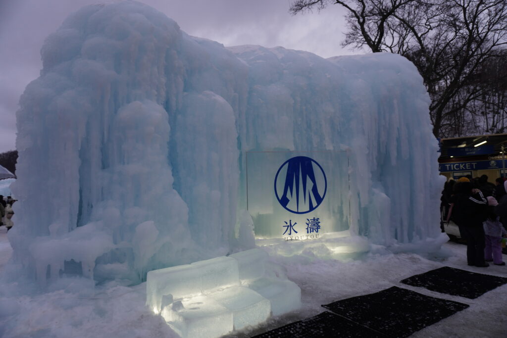 残念ながら天気が悪いですが、明るい時間に到着します。