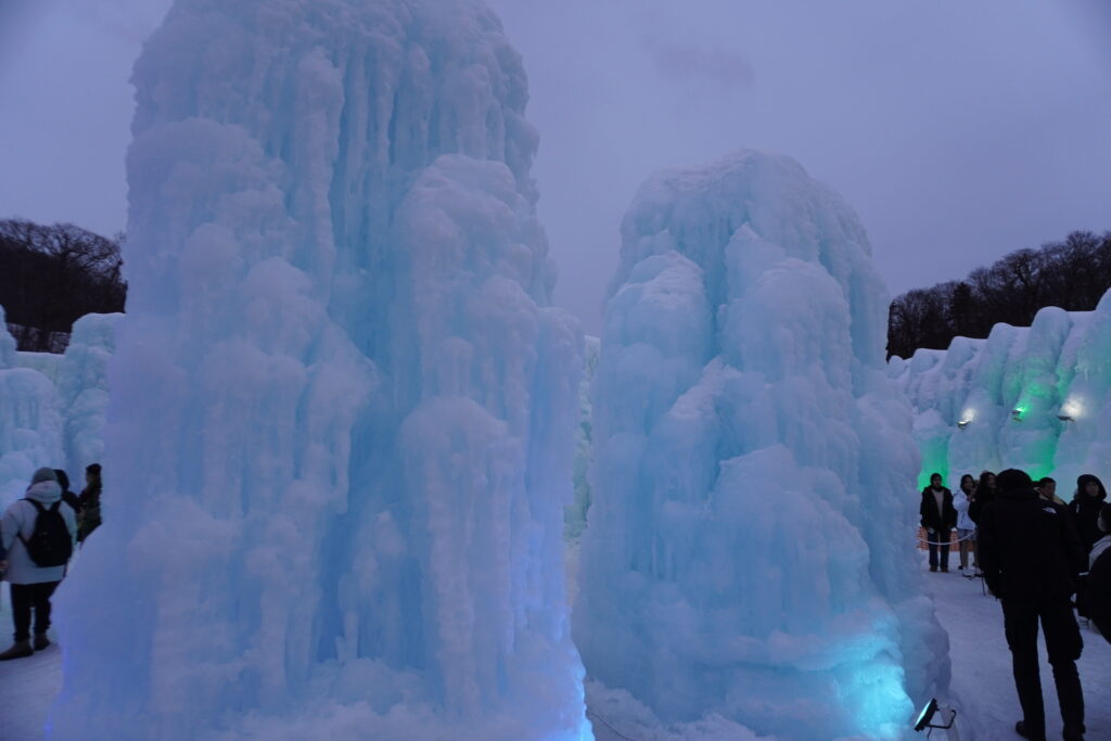 まだまだ明るい。綺麗な氷像。