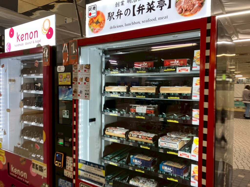 弁菜亭の自販機。簡単に購入できて便利です。