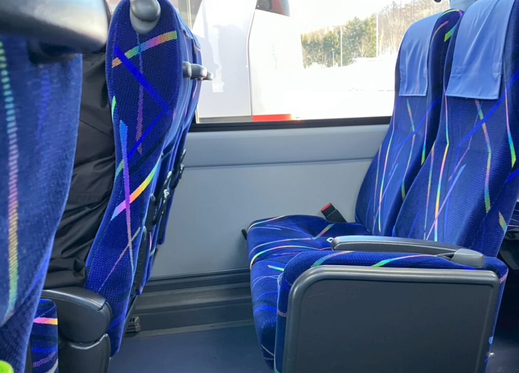 車内はそれほど広くありません。