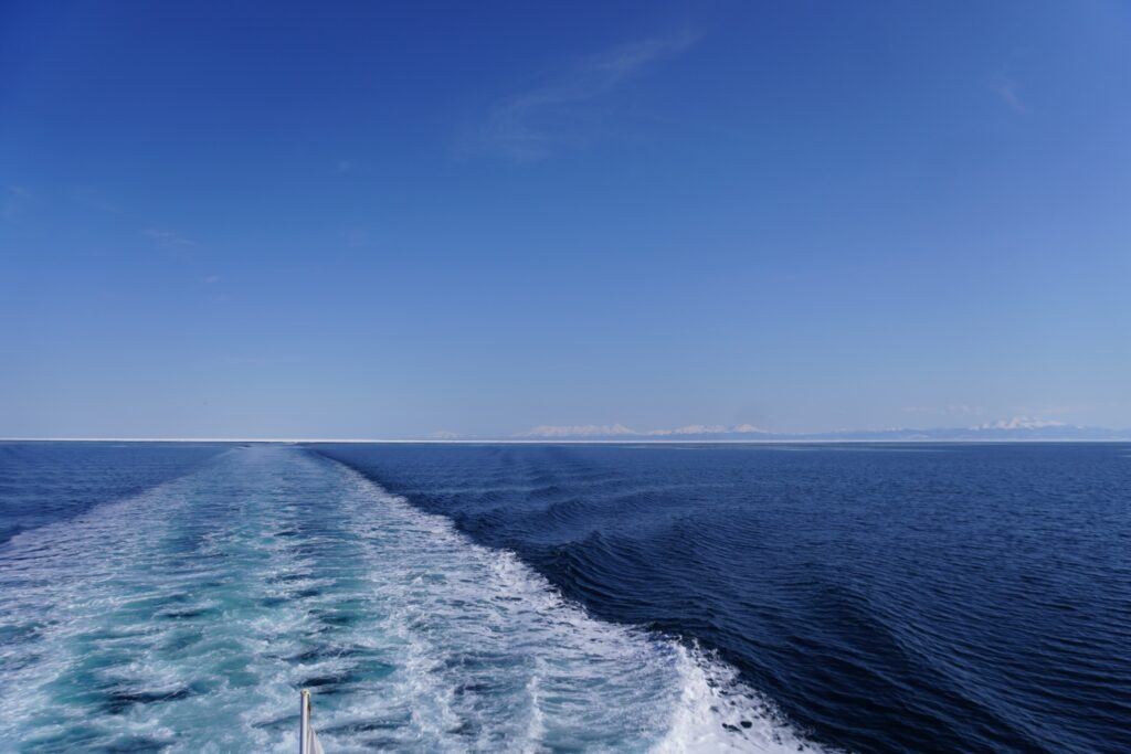 流氷に辿り着くまでの何もないオホーツク海。綺麗です。