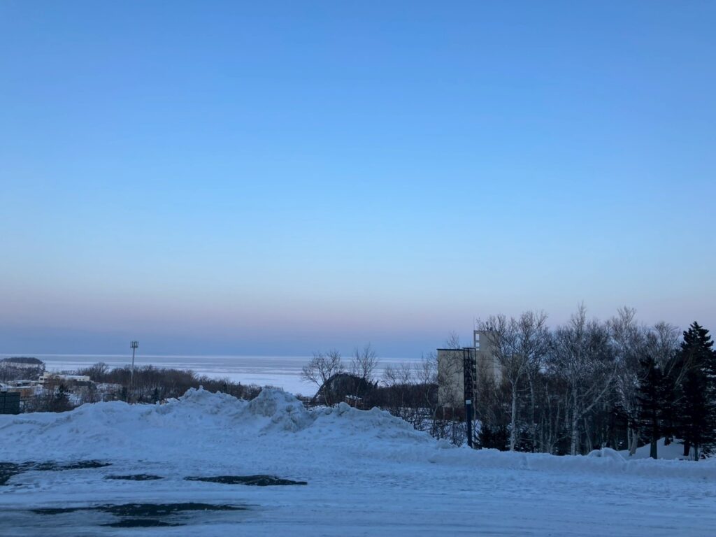 ホテルロビーからの朝焼けと流氷。美しい。