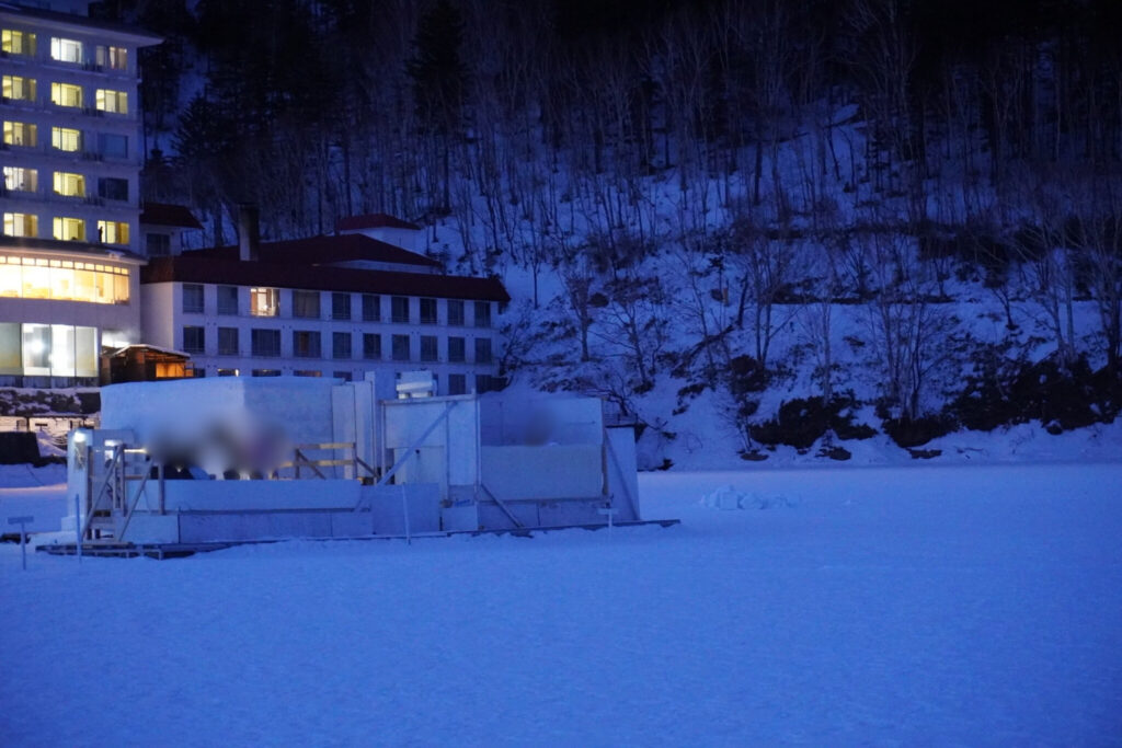 右側が露天風呂（夫が入浴中（笑））。左側が足湯。