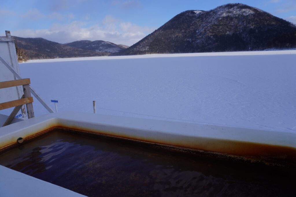 一面の雪景色を見ながらの足湯。