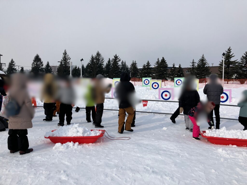 子供も大人も大熱狂の雪玉あて！