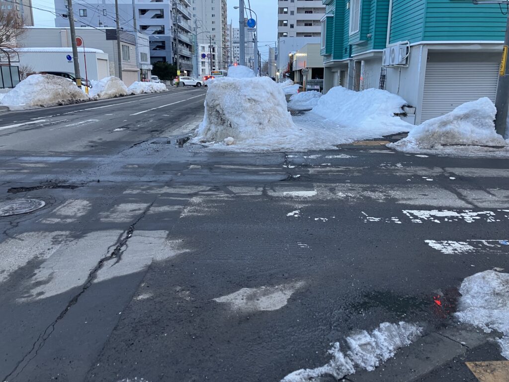 雪と氷と混ざっています。すべったり、べちゃべちゃだったり。