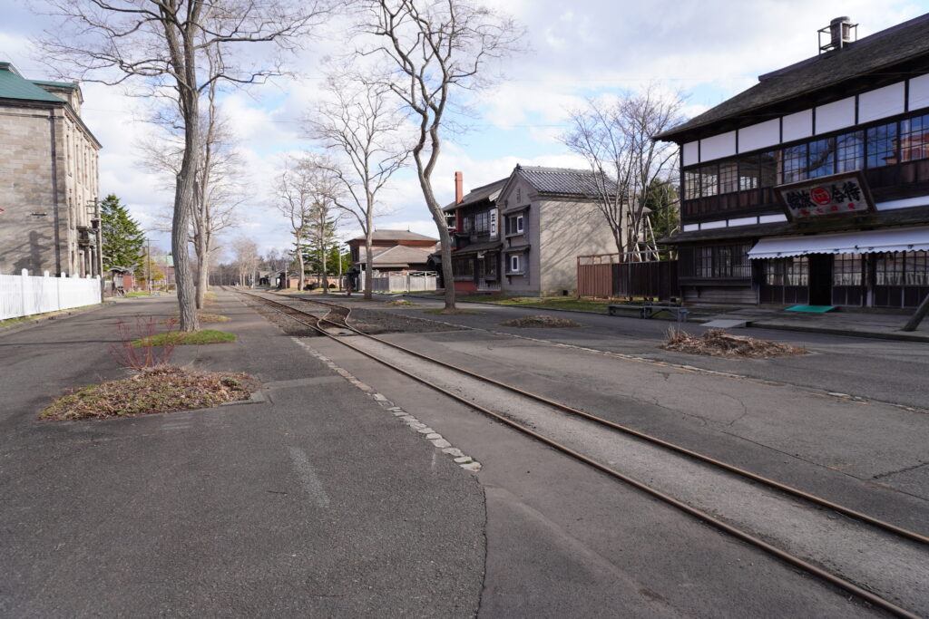 こちらはメインロード。左右に建物がずらりと並んでいます。