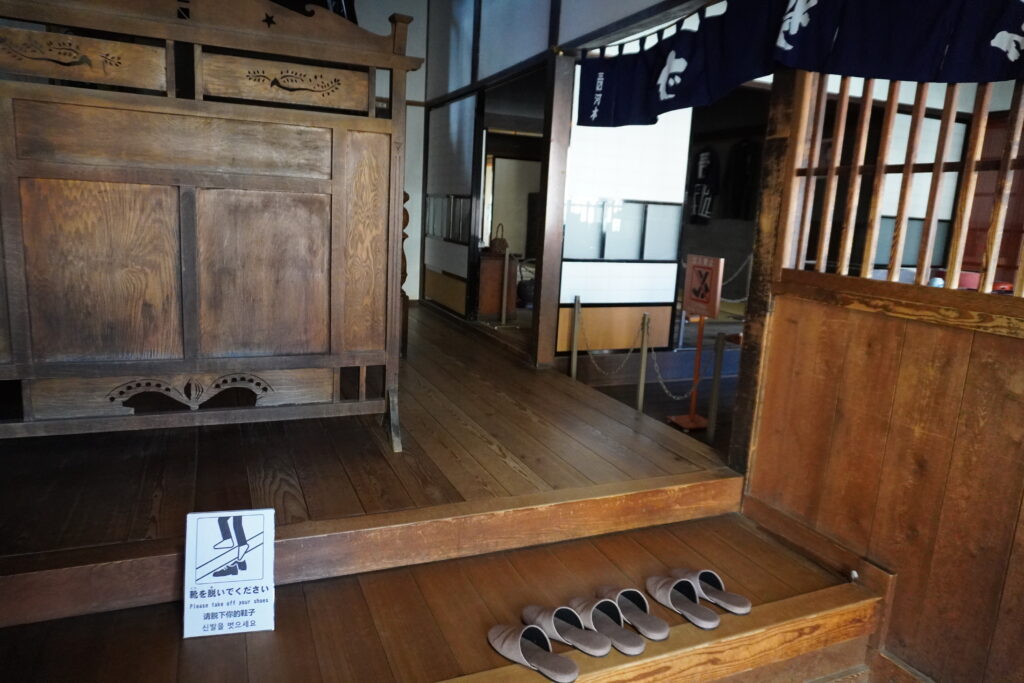 このようにスリッパが用意されて、土足厳禁な建物がほとんどでした。