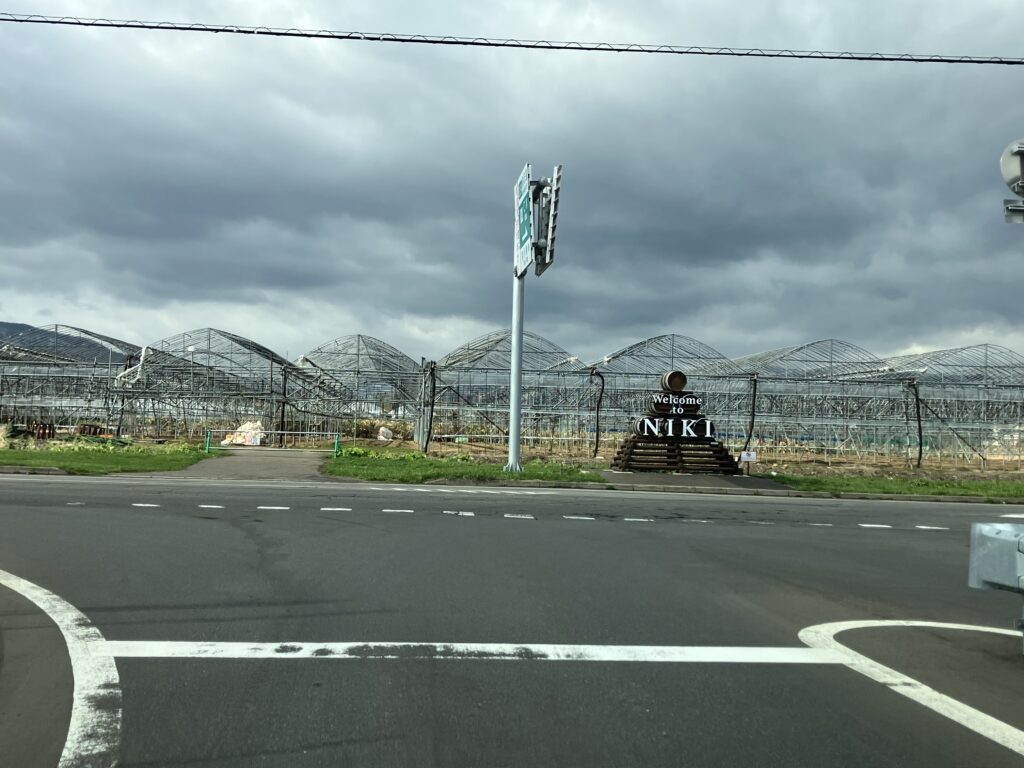 仁木町で一旦高速道路は終わりです。曇天。