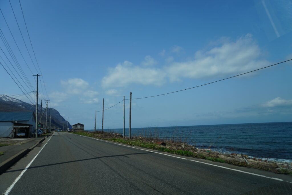 岩内に向かって、海沿いドライブ。曇天と打って変わって晴れ☀