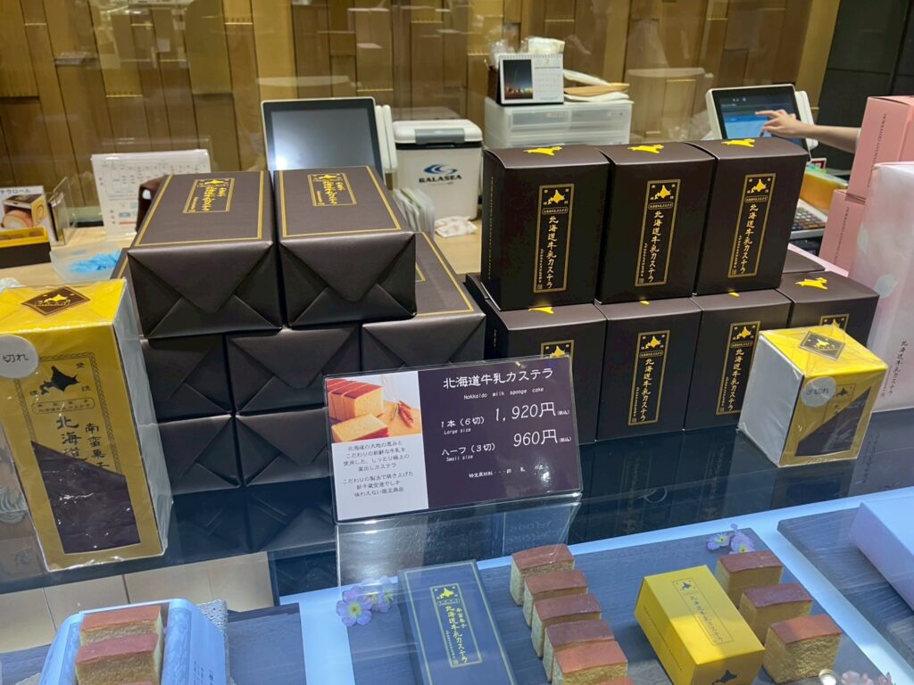 カステラ以外にもロールケーキやプリン、ソフトクリームなども販売。