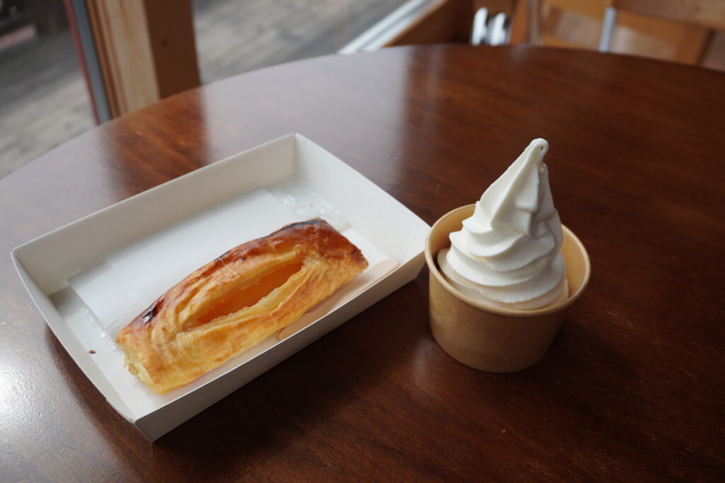 ナイアガラソフトとりんごパイ。カフェは10時から営業。