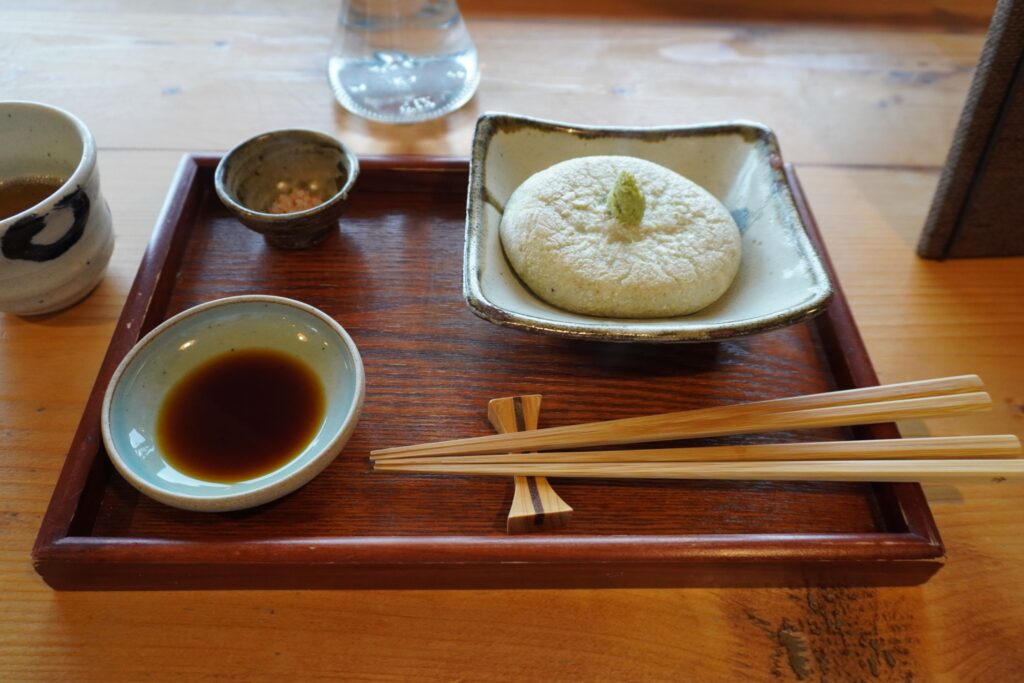 もちっとした食感のあとに蕎麦の香りが広がります。