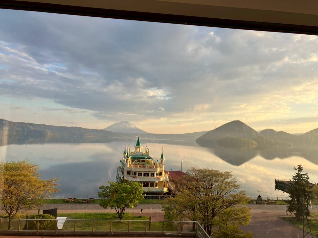朝の部屋からの景色。朝焼けが綺麗。