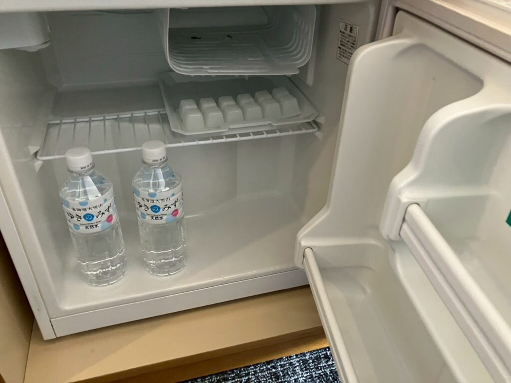 お水と冷蔵庫もあります。