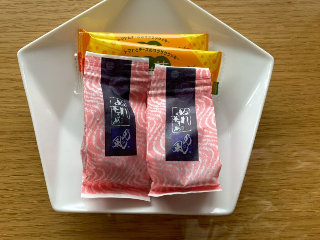 お部屋には乃の風リゾートオリジナルのお菓子。おいしかったです。