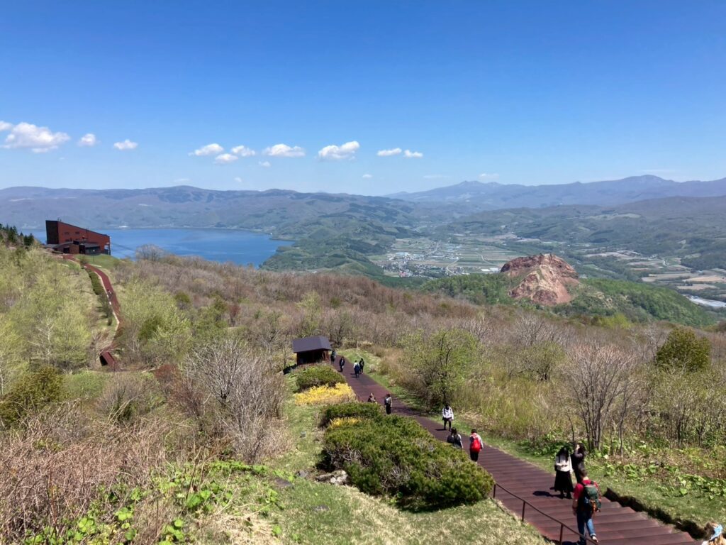 洞爺湖と昭和新山側の景色。