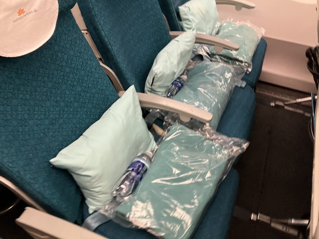 水と枕とブランケット。狭いですが耐えられました。