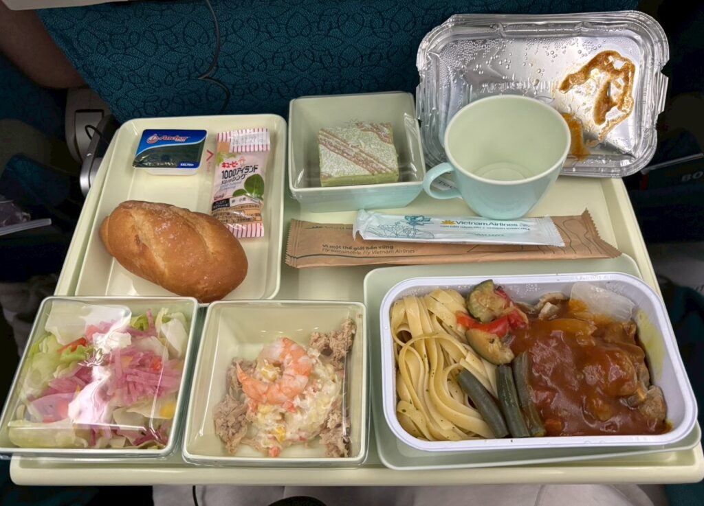 機内食。結果この旅の中の機内食で一番おいしかったかも（笑）
