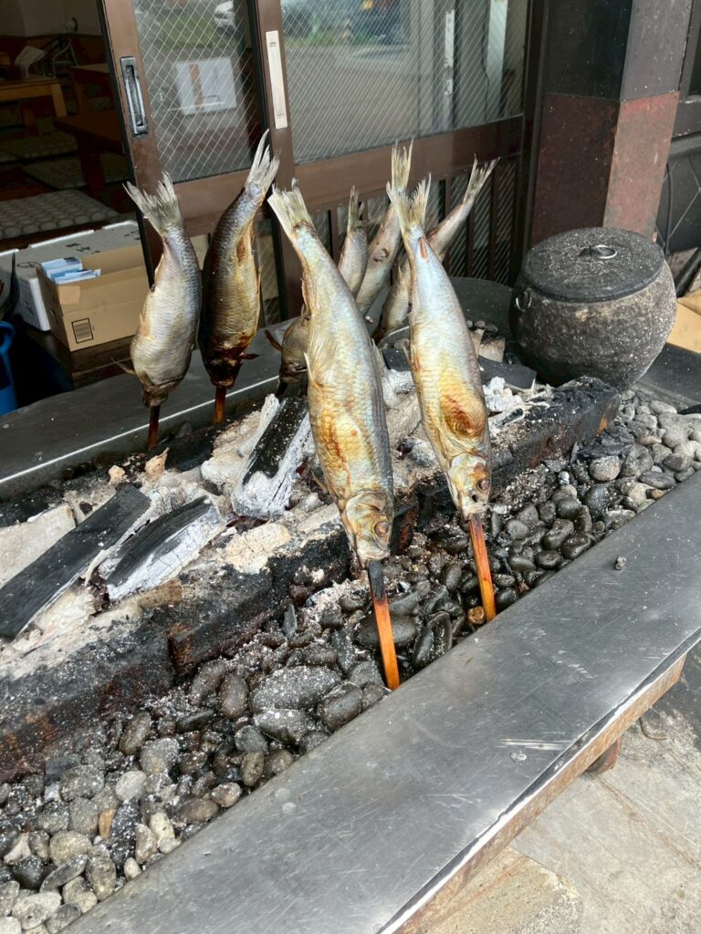 店前でニシンを焼いていました。