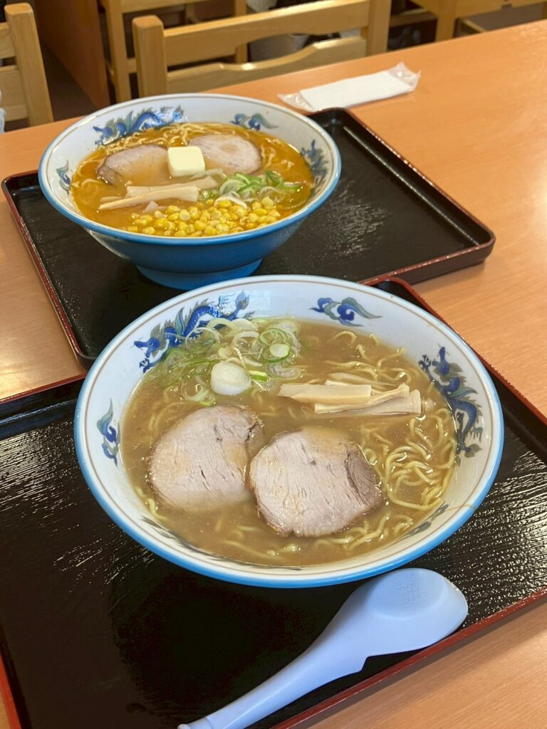 手前が醬油ラーメン。旭川醤油ラーメンの特徴、ラードたっぷり。