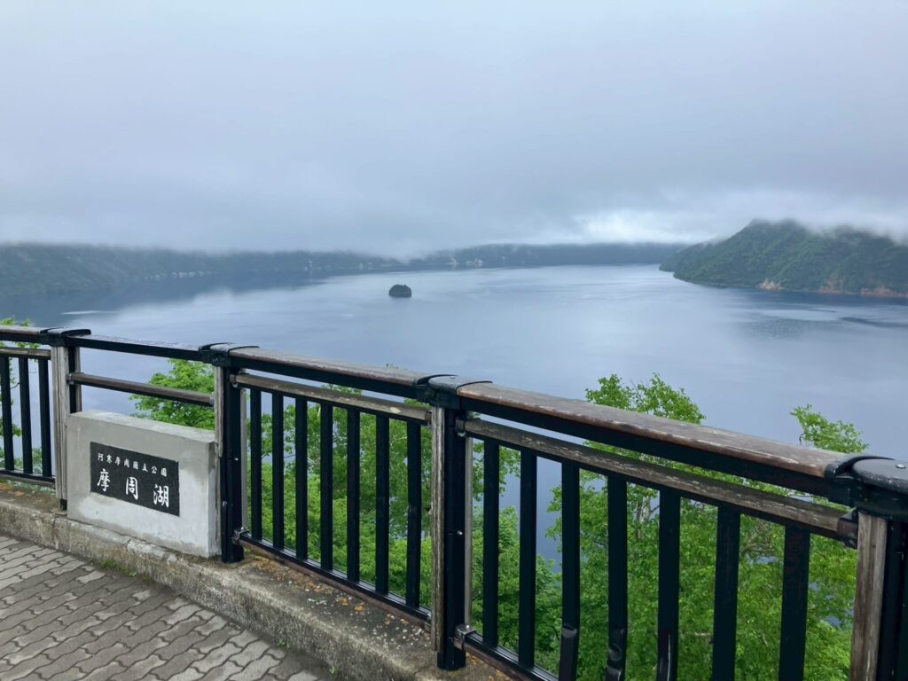 神の湖と言われる理由もよくわかる静けさでした。